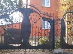 Ворота кованые с калиткой в частном доме