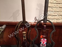 кованая подставка для бутылок в виде скрипки